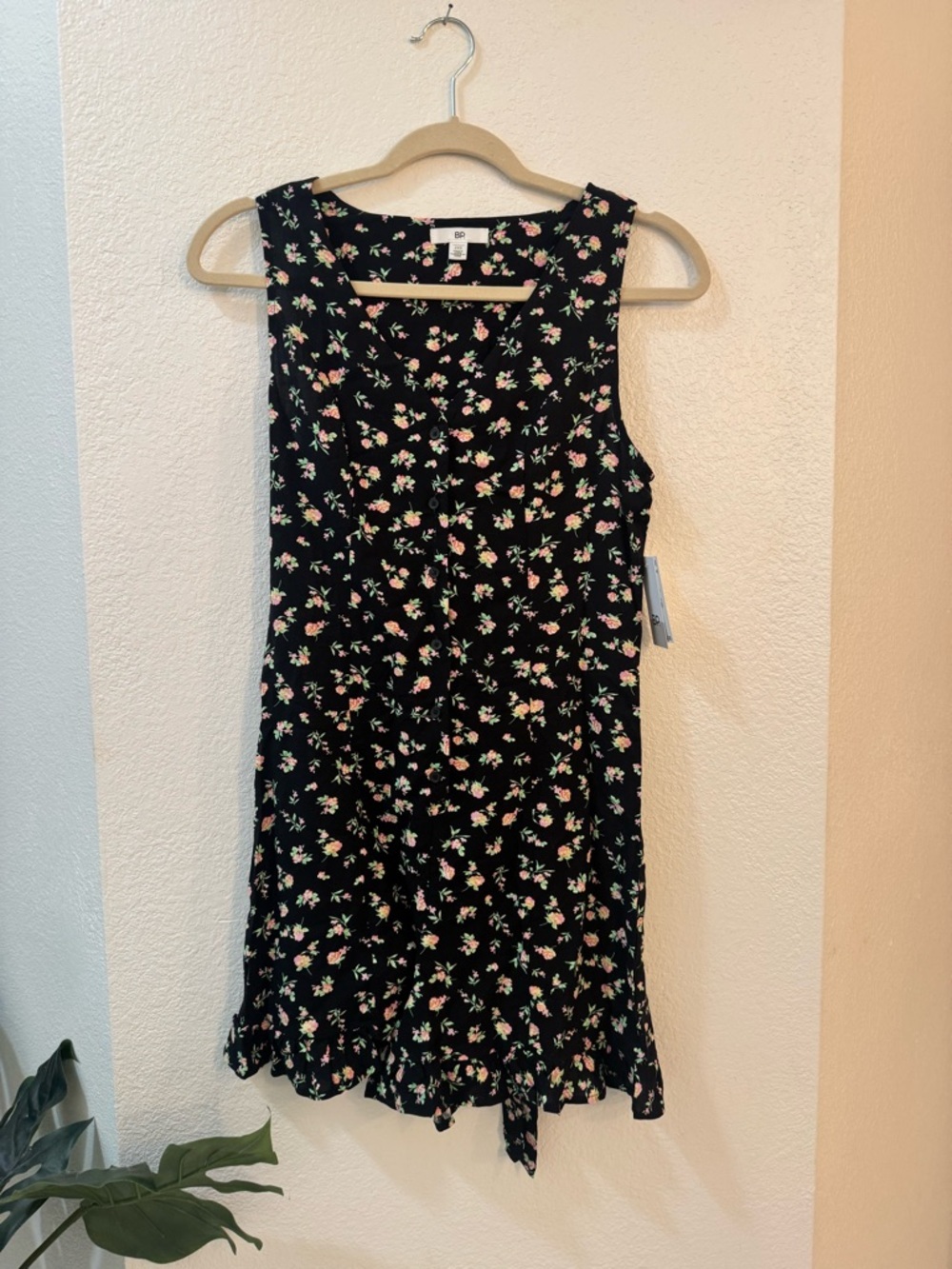 NWT Sleeveless Floral Romper Ruffled Hem Summer Wear! - Picture 5 of 11